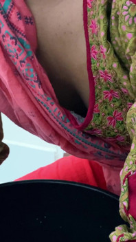 Bella cameriera lavora scopa duro sesso con la figa di lei proprietaria