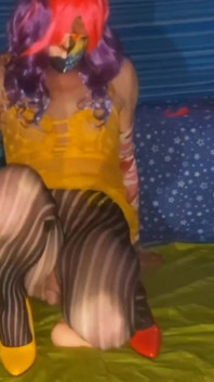 Vista elevada cavalgando meu vibrador para gozar em meu terno amarelo e meia-calça