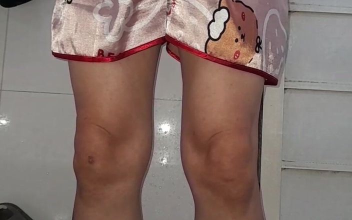 Naomisinka: छोटी पैंट पहनी लड़की साटन पजामा पहनकर हस्तमैथुन कर रही है