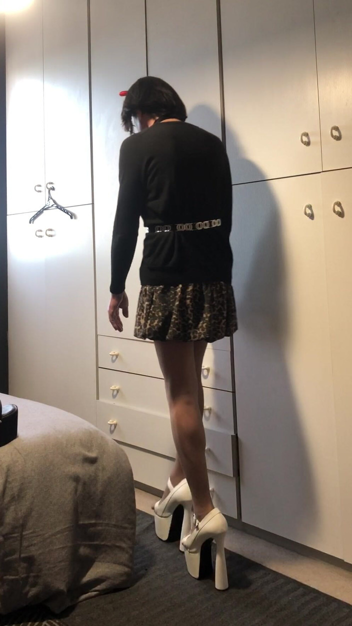 Andreina Naty: Çok yüksek çoraplar ve kama topuklu ayakkabılar