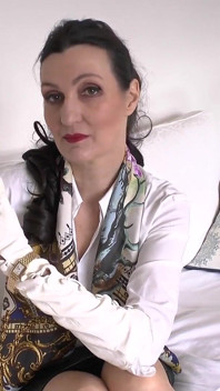Vários relógios de luxo e luvas de couro brancas longas, JOI, Lady Victoria Valente