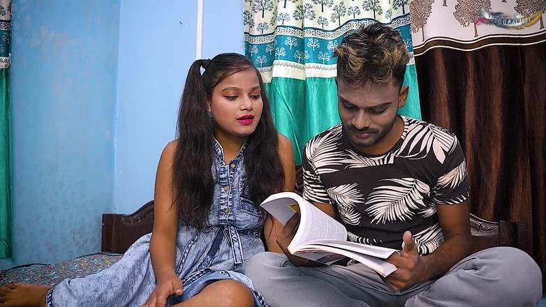 Desi Bold Movies: Desi panenská studentka hardcore šukání se svým učitelem a její kamarádkou...