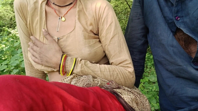 seema: OutDoorのBhabhiのおっぱいが出てくる