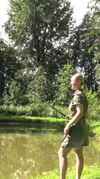 Anglerin Macht Es Sich Am Fischteich Selber