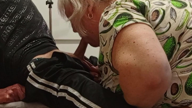 Zona901: Ibu tiri memberikan saya blowjob supaya saya pancut ke dalam...