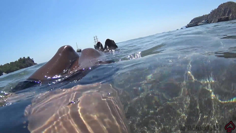 Nylondelux: Black Stocking and Anal Beads in the Sea