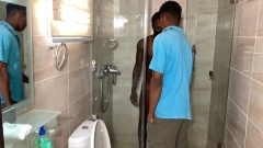 Iubitul meu excitat mă masturbează la duș