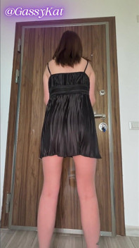 Vestido preto peida em pé