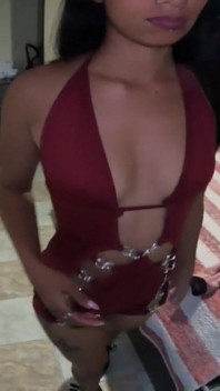 Hoe je tady s podpatky a roztomilý nezbedný outfit připraven předvést, že může sexy chodit po vnitřní lince - Jhodez1