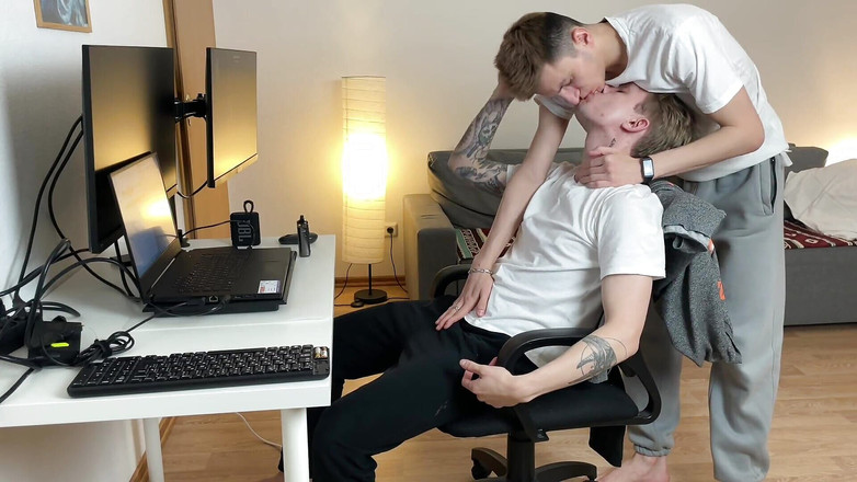 Ethan Lestray: Invitat să viziteze partea de jos suculentă care a ieșit...