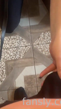 Mi vuoi scopare sul pavimento?