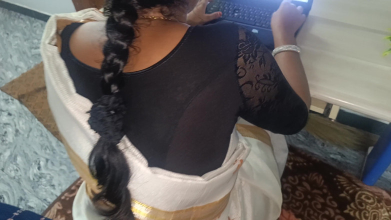 Inba: Romansa kantor wanita yang sudah menikah dengan malayala saree