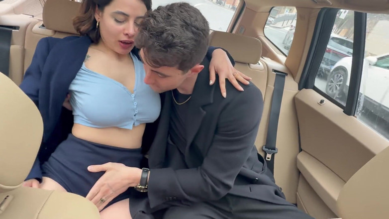 Valentino Roca TV: Creampie Dan Squirt Dalam Threesome Di Mana Pemandu Dijemput