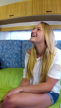 Hete Duitse blondine maakt een ritje op een enorme lul