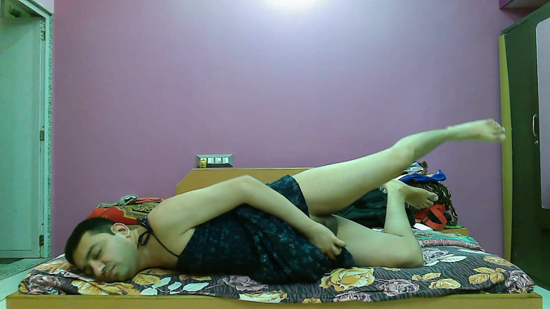 Cute & Nude Crossdresser: Uzun elbiseli seksi kadın kılıklı travesti kadın tatlı lolipop.