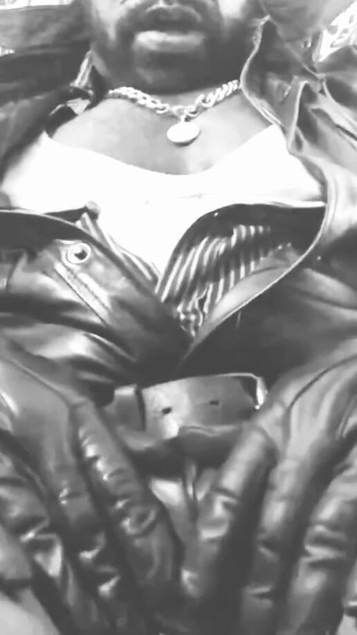 Black smoking muscle stepdad: Domination en cuir, fumée