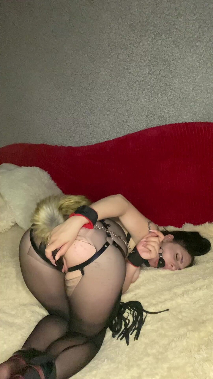 Kitty Lust: 18 saal ki kaale baal vaali bandhe phati pentihoj, chamre...