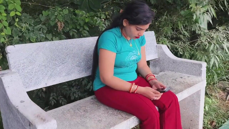 Sona bhabhi: उड़िया देसी पत्नी पार्क में अपने प्रेमी के साथ मजा लेती है