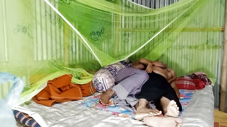 SAFI TV: デジの女の子は、アルティメットで若いバングラの男に犯される