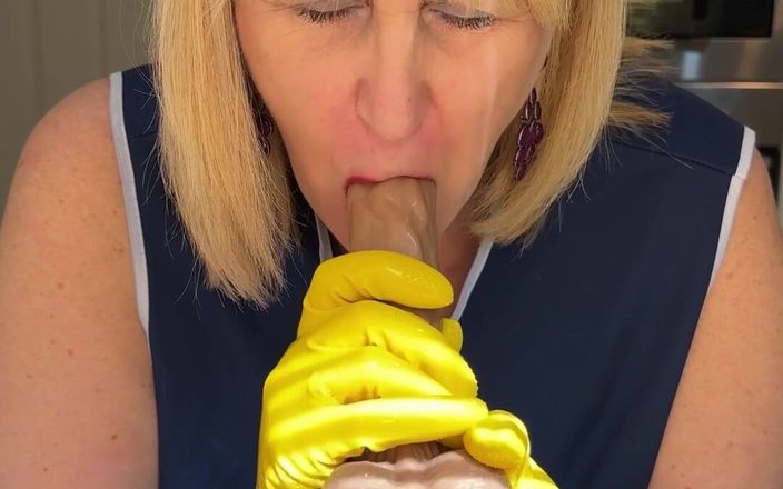 Catherinecan: Best Friends Step-mum Had to Suck That Dildo and Fuck...