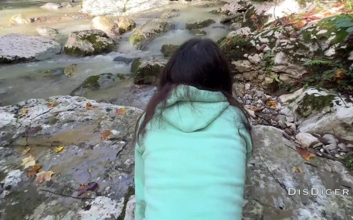 Dis Diger: 폭포에서 따먹히는 귀여운 소녀 가이드. 자연에서의 극도의 섹스