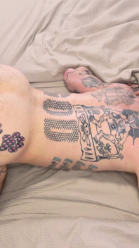 Trio FTM, l’élevage va nourrir du sperme pendant que j’insémine la chatte humide de Skips la salope excitée