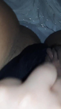 Pillé a mi novia haciendo un video porno y comencé a masturbarme con ella al mismo tiempo