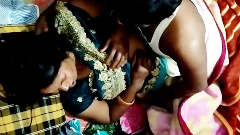 Busty mom: 印度性感人妻性爱