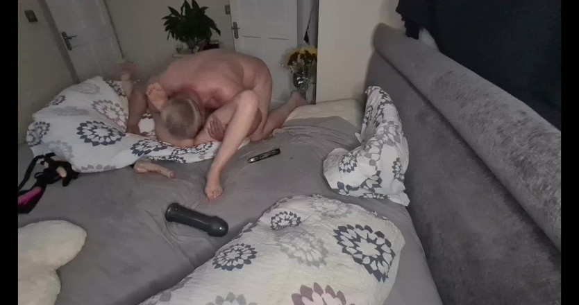 Anal Fetish Couple: Une MILF sexy se fait lécher et doigter le trou...