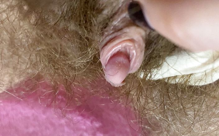 Cute Blonde 666: Extrémní detailní masturbace chlupaté kundičky, velký klitoris, tření