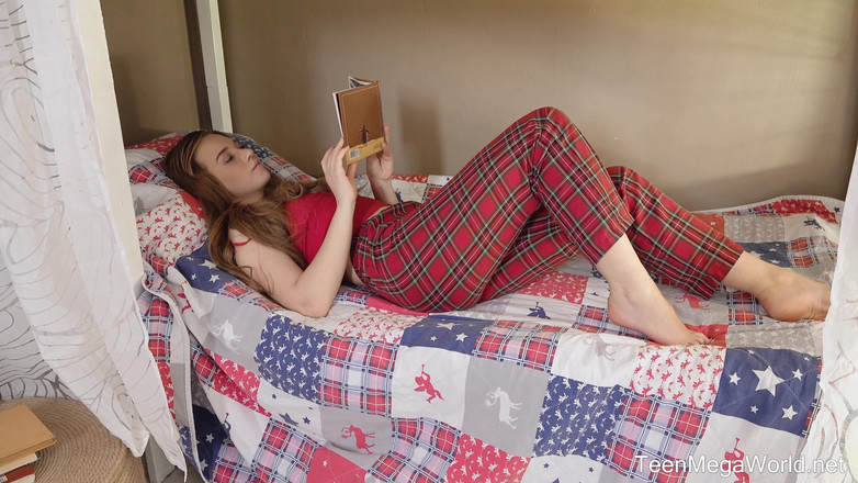 Teen Mega World: 딜도를 위해 보지를 열어주는 달콤한