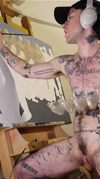 Cachonda artista trans xxx se salta el trabajo en una pintura mientras su coño rosa follado por una máquina de follar