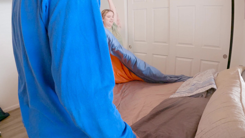 Erin Electra: Мачуха ділить ліжко на відпочинку з пасинком і все стає гарячим!