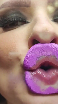 Pouty lips tussi lässt dich auf ihre hochglänzenden schwanzkissen kommen