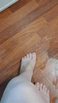骑在被肥皂浸透地板的椅子上