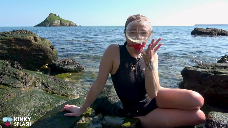 UKCuteGirl: Ball gag और बाढ़ वाला Dive Mask - Wetsuit Beach fun