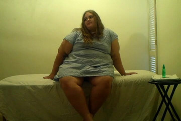 BBW nurse Vicki adventures with friends: Sestra Vicki Lances Angie's Boil