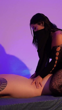 A massagista fica excitada ao ver o pau grande dele ficar duro e acaba chupando, montando em seu paciente