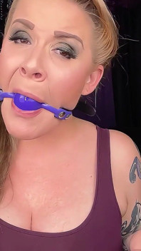 Zblízka a osobní s ballgagged ústy slečny Whitney Morgan
