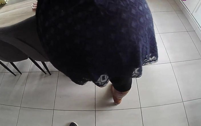Nini Divine: Video-pOV! Stiefmutters dicker arsch in engem kleid wird im wohnzimmer...