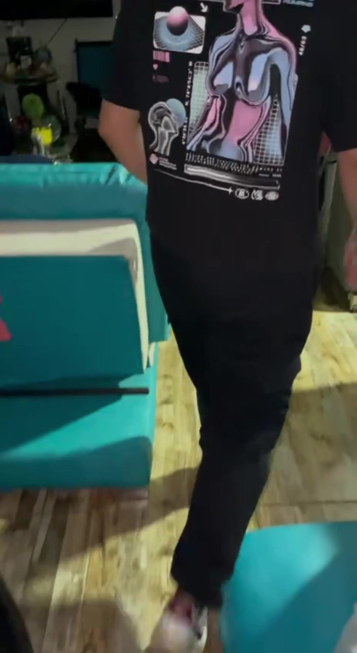 ema_abby: Voisin dans la rue