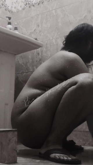 Faryal: Une bhabhi fait une vidéo dans son bain