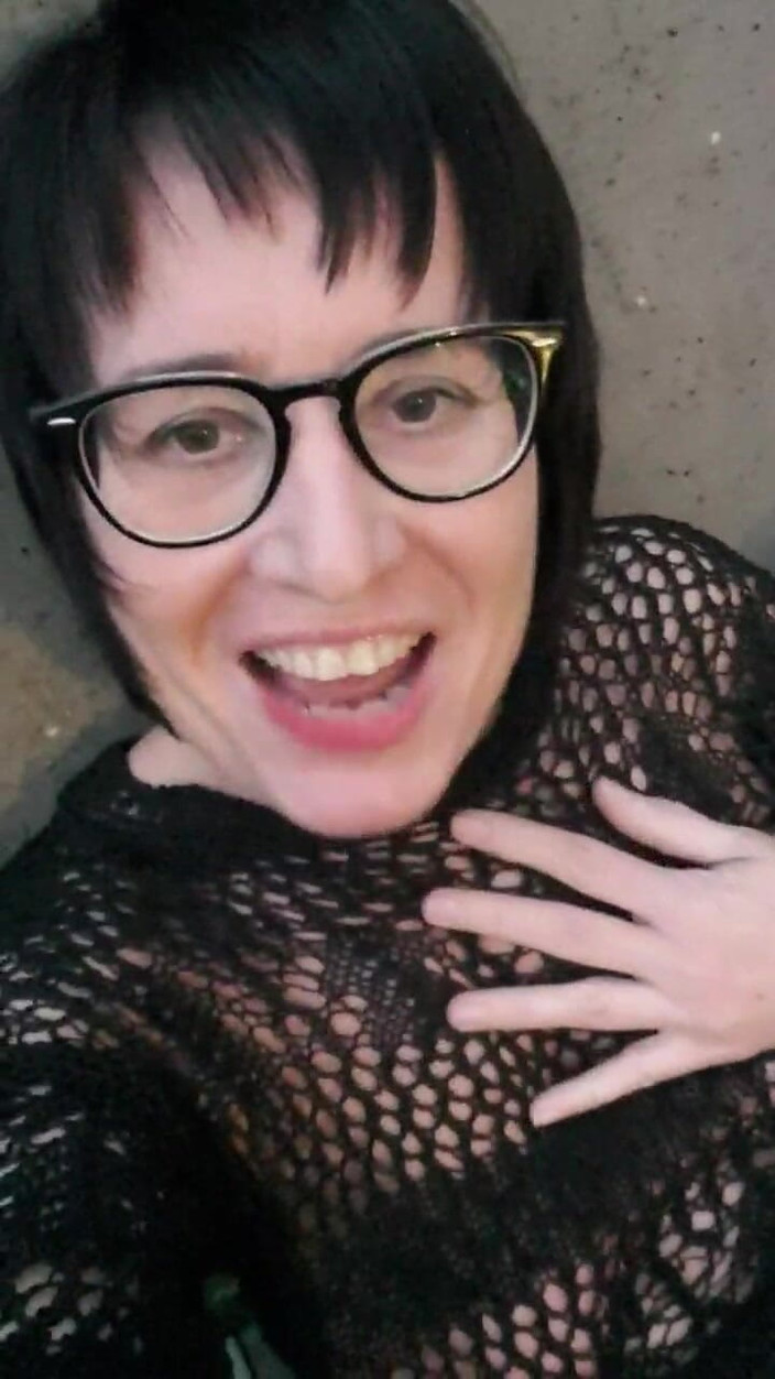 JulieEroticDress: Жесткая рабыня сквиртует на улице