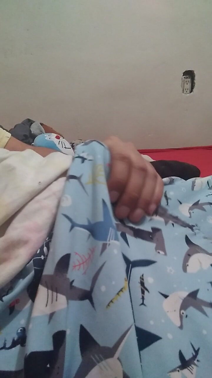 AlexAlejandro13: Dotknij mnie nad moimi ubraniami