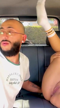 Morena é levantada e fodida dentro de um carro pelo pau enorme de um estranho