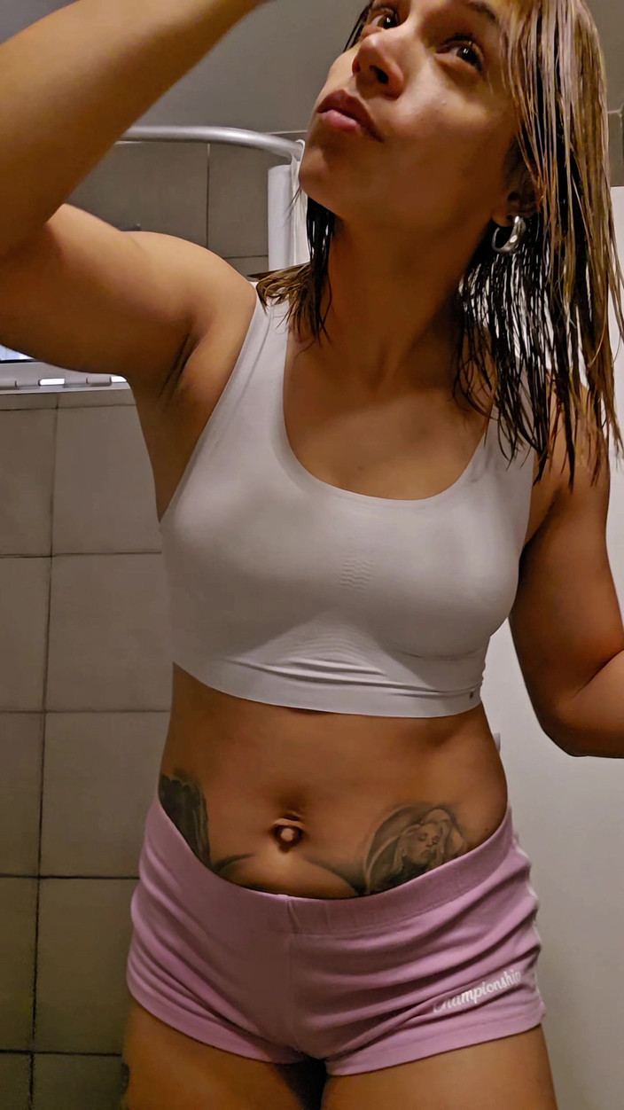 Young big apple: Mi Tolgo I Vestiti, Faccio Una Doccia E, Dopo Avermi...