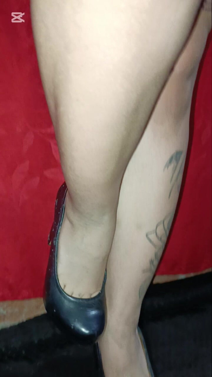Dalyla: Tattooed Latin Woman, Black Heels Plays Modeling