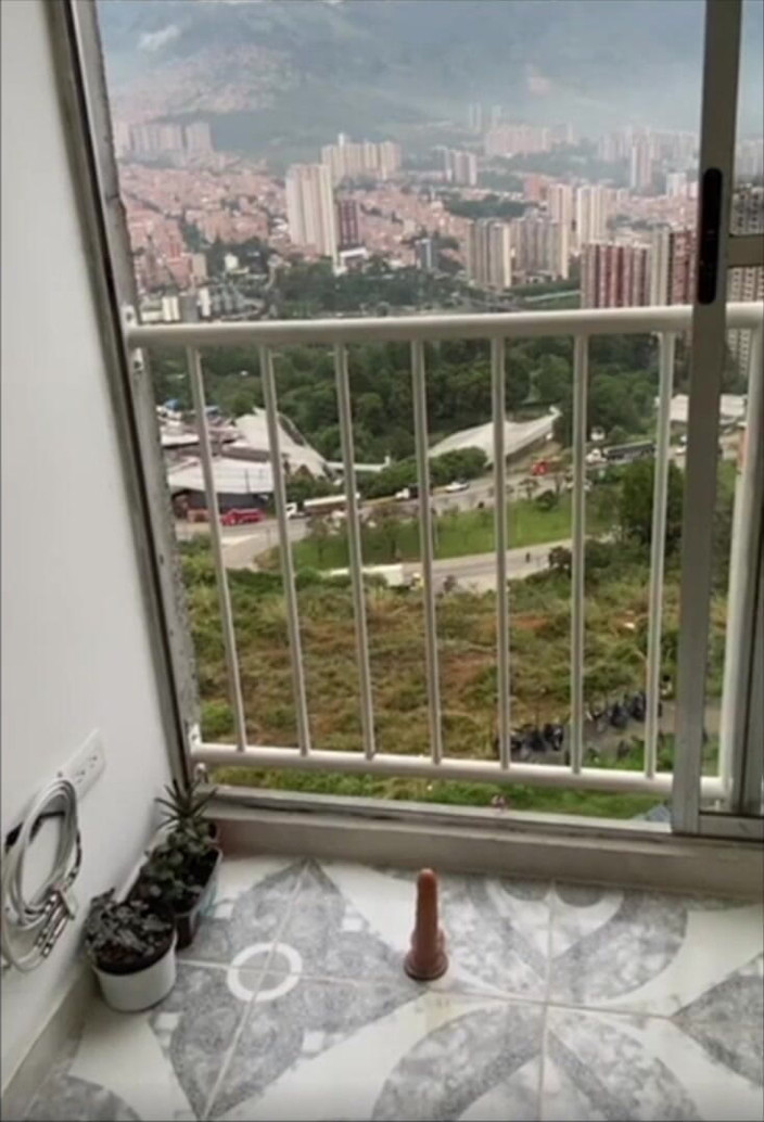 Yukari Shinju: Piccola Latina Si Scopa Sul Balcone