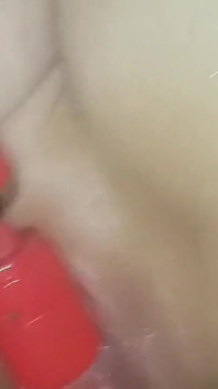 素人熟女肛交和阴户拳交。在鸡巴上撒尿