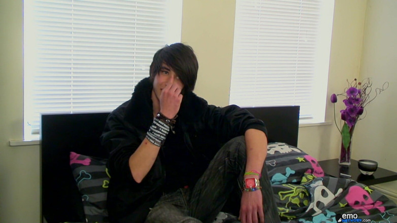 Homo Emo: Tommy il ragazzo bi inesperto lo accarezza